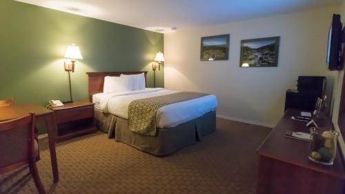 Pilot Knob Hotel | Oceanfront Oasis: Fort Davidson Hotel with Pool & Views