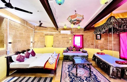 Amar Sagar Pol House | Budget-Friendly Saffron Homestay with Family Amenities