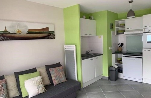 Fort-Mahon-Plage Apartment | Cozy Apartment in Fort-Mahon-Plage with Spa & Kitchen