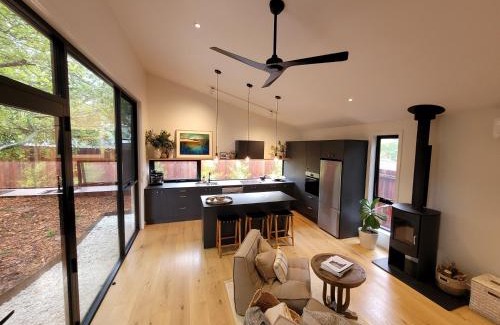 Blackheath Ski Chalet | Exceptional Fort Rock Cabin - Ideal for Families and Friends