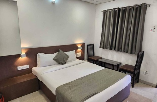 Daulatabad Hotel | Discover Fort View Resort: Family-Friendly with Pool Access