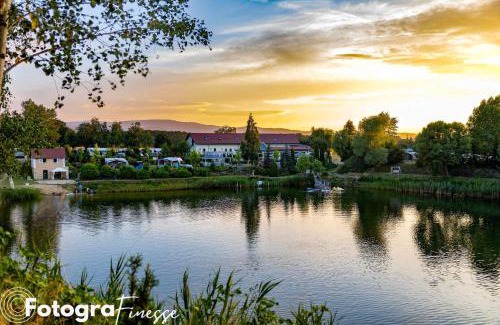 Grodziszcze Bed & Breakfast | Cozy Forteca: Pet-Friendly Rooms by the Tranquil Pond
