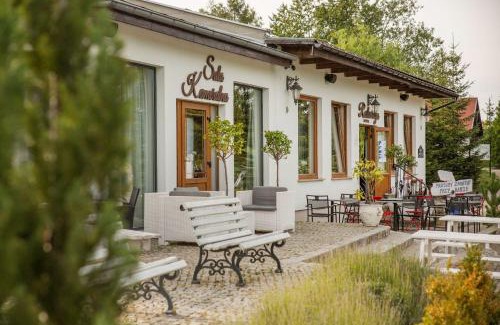 Grodziszcze Bed & Breakfast | Cozy Forteca: Pet-Friendly Rooms by the Tranquil Pond