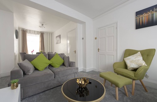 Greenwich House | Exceptional Three Bedroom Home with Spa & Hot Tub Amenities