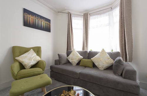 Greenwich House | Exceptional Three Bedroom Home with Spa & Hot Tub Amenities
