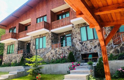 Bakuriani Villa | Family-Friendly Fortuna Cottage in Beautiful Bakuriani