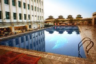 Ba Dinh Hotel | Fortuna Hotel Hanoi: Relax by the Pool with Hot Tub Access