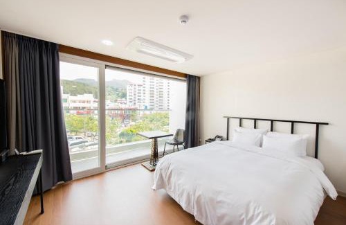 Tongyeong Hotel | Fortuna Hotel: Family-Friendly with Pool and Breakfast