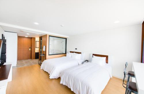 Tongyeong Hotel | Fortuna Hotel: Family-Friendly with Pool and Breakfast