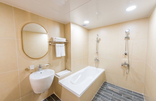 Tongyeong Hotel | Fortuna Hotel: Eco-Friendly Stay with Pool & Breakfast