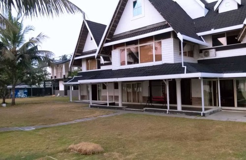Kumbalam Resort | Budget-Friendly Fortuna River Banks with Restaurant & Breakfast