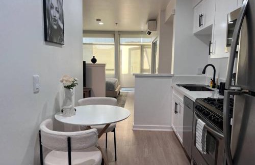 Downtown Apartment | Beachfront Haven: Santa Monica Retreat with Ocean Views