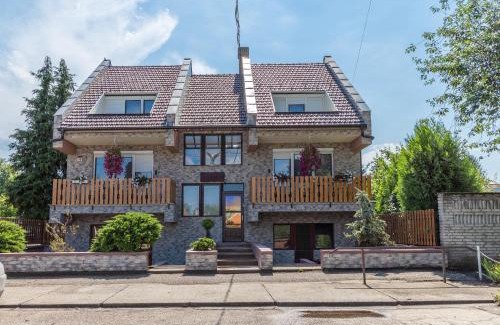 Kiskunhalas House | Discover Fortuna Vendégház: Family-Friendly with Breakfast