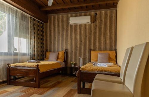 Kiskunhalas House | Discover Fortuna Vendégház: Family-Friendly with Breakfast