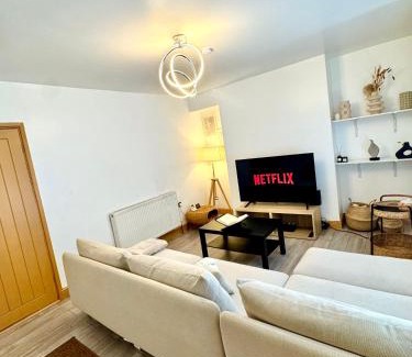 Nottingham House | Cozy Home Stay at The Maison with Breakfast & Kitchen Access