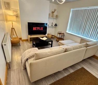 Nottingham House | Cozy Home Stay at The Maison with Breakfast & Kitchen Access
