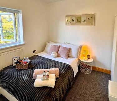 Nottingham House | Cozy Home Stay at The Maison with Breakfast & Kitchen Access