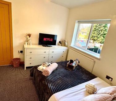 Nottingham House | Cozy Home Stay at The Maison with Breakfast & Kitchen Access