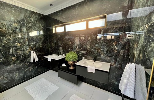 Polokwane House | Oceanfront Comfort at Forty 4 On Hoog - Guest Rated 9.7/10