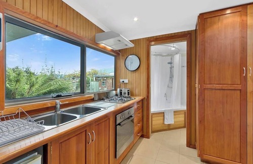 Lindisfarne Cottage | Charming Renovated Cottage with Spa on Esplanade - 10/10 Rated