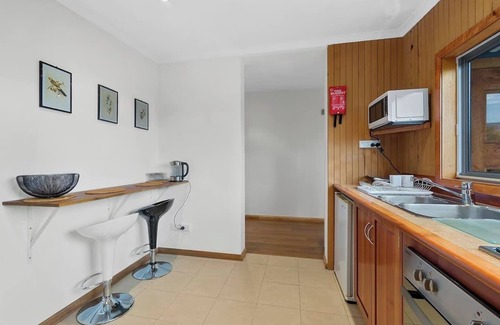 Lindisfarne Cottage | Charming Renovated Cottage with Spa on Esplanade - 10/10 Rated