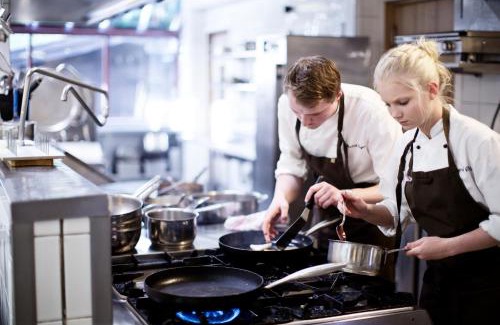 Fossbergom Hotel | Enjoy Comfort at Fossheim Hotel Lom with Hot Tub & Dining