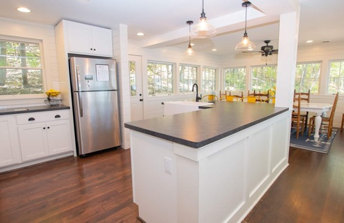Grange Landing Cottage | Fossil Beach: Memorable Canandaigua Lake Retreat Awaits