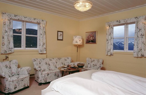 Maurset Hotel | Fossli Hotel: Guest Rated 9/10 with Family-Friendly Dining