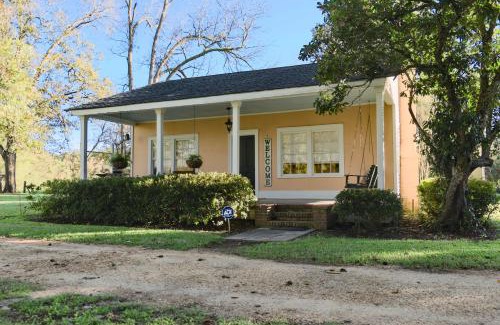 Natchez House | Foster Mound Cottage - Perfect for a Cozy Getaway with 2 Bedrooms and Pet-Friendly Amenities!