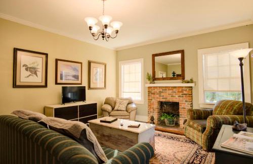 Natchez House | Foster Mound Cottage - Perfect for a Cozy Getaway with 2 Bedrooms and Pet-Friendly Amenities!