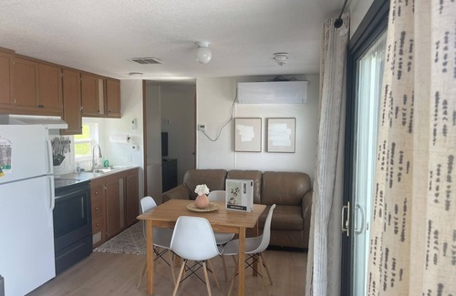 Devils Lake House | Spacious Trailer with Kitchen & Breakfast – Rated 9.8