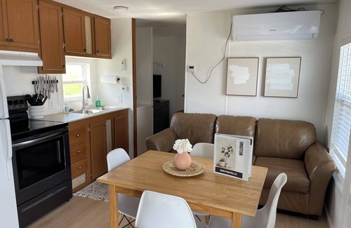 Devils Lake House | Spacious Trailer with Kitchen & Breakfast – Rated 9.8