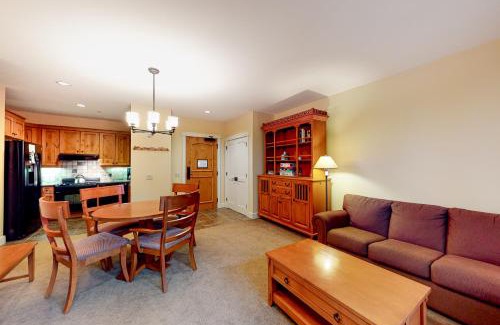 Stratton Mountain Apartment | Child-Friendly Retreat at Founders Lodge 209 with Hot Tub