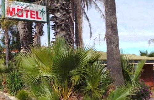 Charlton Hotel | Comfortable Foundry Palms Motel with Kitchen & Breakfast