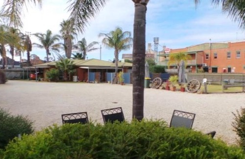 Charlton Hotel | Comfortable Foundry Palms Motel with Kitchen & Breakfast