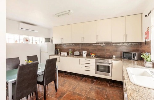 Penafiel House | Fountain House: Pet-Friendly Retreat with Spa and Breakfast