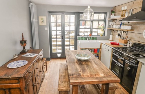 Bicester Cottage | Pet-Friendly Fountain View Cottage with Cozy Fire Experience
