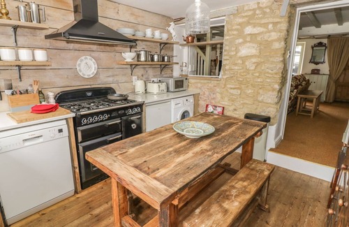 Bicester Cottage | Pet-Friendly Fountain View Cottage with Cozy Fire Experience