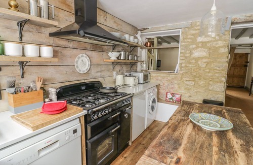 Bicester Cottage | Pet-Friendly Fountain View Cottage with Cozy Fire Experience