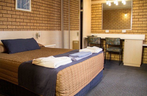 Dubbo Hotel | Cozy Fountain View Motel with Pool and Family Amenities
