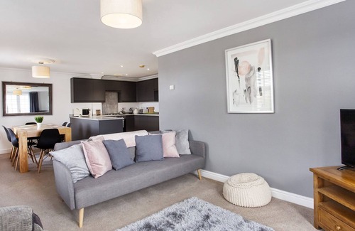 York Apartment | Guest Rated 10/10: Fountains View 2 Bedroom Apartment