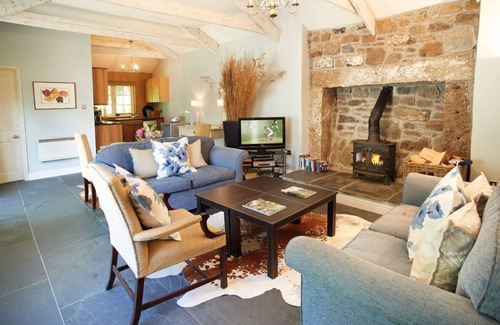 Helston House | Tranquil Oceanfront Cottage with Stunning Views Near Helston