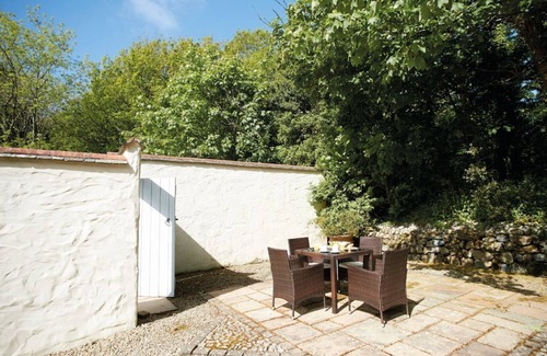 Helston House | Tranquil Oceanfront Cottage with Stunning Views Near Helston
