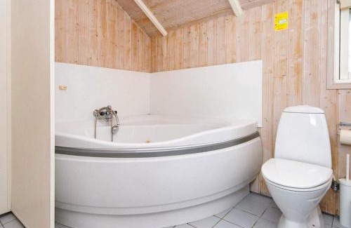 Ronde House | Cozy Four-Bedroom Holiday Home in Rønde - Pet Friendly