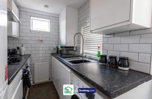 Preston House | Ideal 4 Bed House for Contractors and Family Getaways