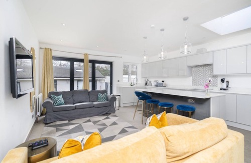 Brent Cross House | Ideal Four Bedroom Retreat Steps From Shopping Mall