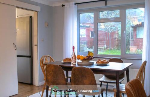 Salisbury House | Family-Friendly Four Bedroom House Near Salisbury City Centre