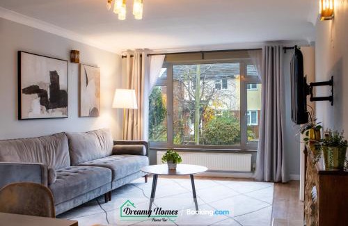 Salisbury House | Family-Friendly Four Bedroom House Near Salisbury City Centre