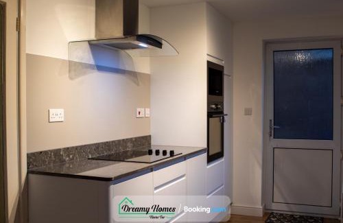 Salisbury House | Family-Friendly Four Bedroom House Near Salisbury City Centre