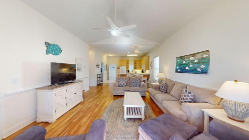 Pawleys Island House | Elegant Four Bedroom Golf Villa with Scenic Views & Pool